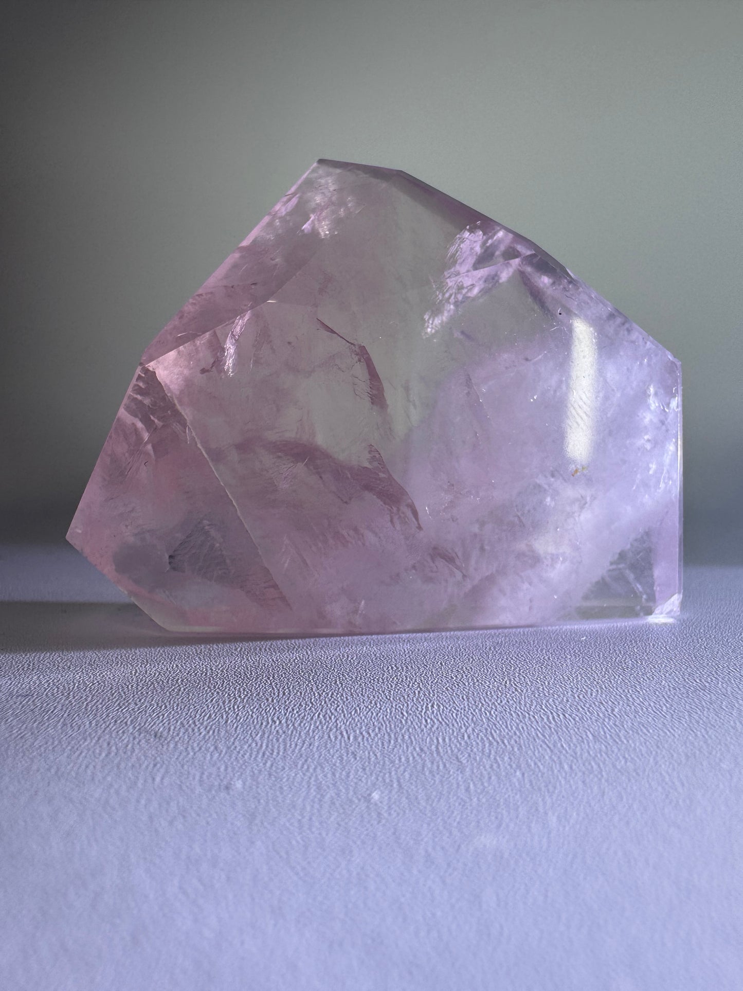 Veil Rosé Quartz
ヴェールドロゼクォーツ
(流通名:ジェムローズクォーツ)